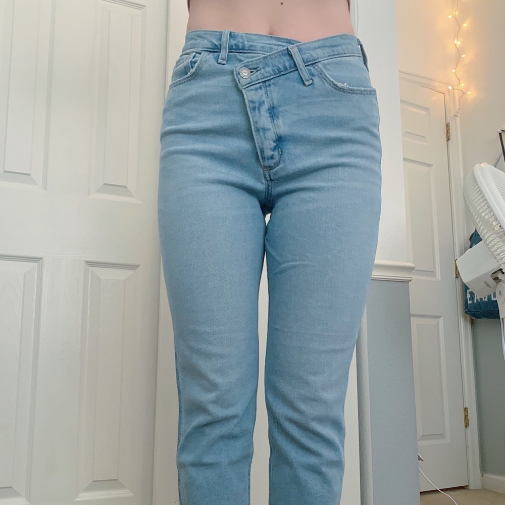 Hollister Co. Ultra High Rise Mom Jeans, Vintage Stretch ! SIZE- 5S 27W 25L